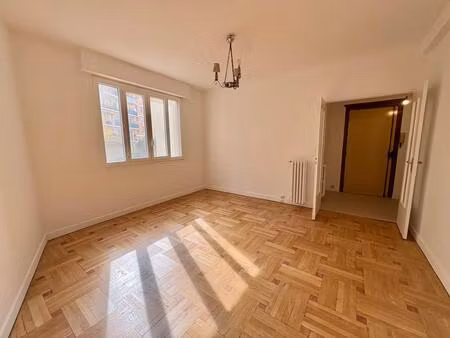 nice avenue des baumettes - 2 pieces vide - refait a neuf - climatisation - balcon