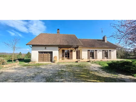 agréable bâtisse familiale  offrant 6 chambres  dans un environnement calme et proche des 