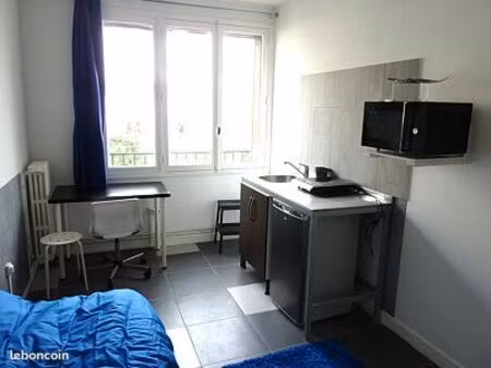 chambre meublee 9 m2 saint denis (avec un coin cuisine)
