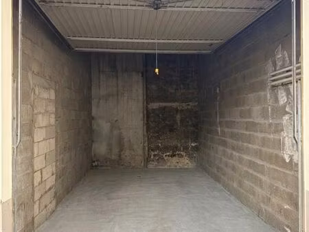 grand box de parking avec électricité