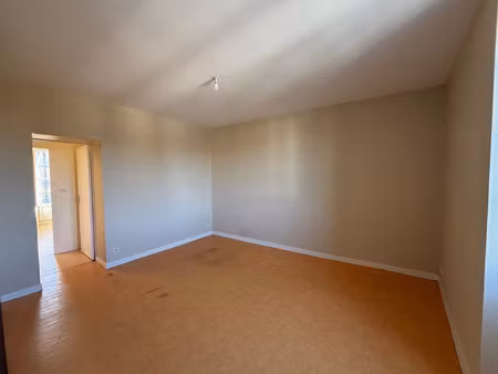 face au château  type 2bis