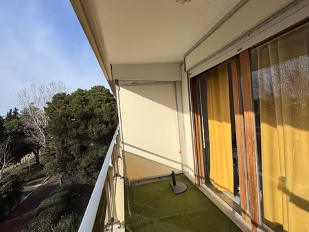 studio avec balcon et parking