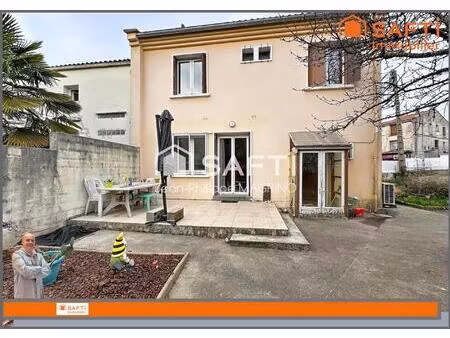 maison familiale 4 chambres avec jardin et stationnements.