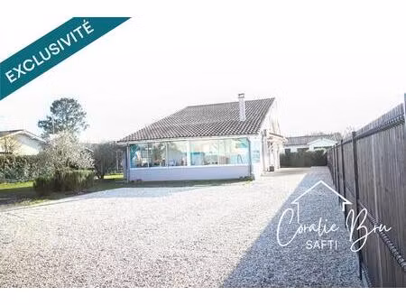 maison traditionnelle rénovée sur beau terrain clos