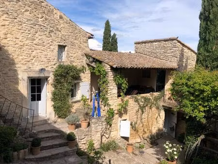 ancienne maison de hameau restaurée pleine de charme à vendre à goult avec sa cour intérie