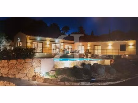 belle villa avec piscine chauffée avec dépendances