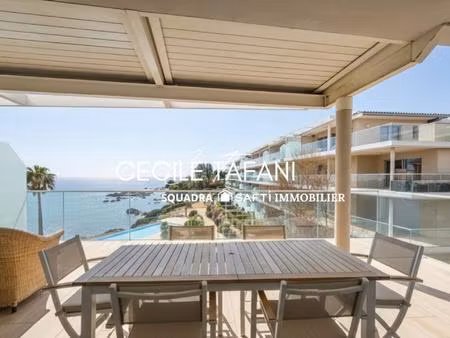 superbe appartement de 70 m² avec vaste terrasse  vue mer  les pieds dans l’eau.