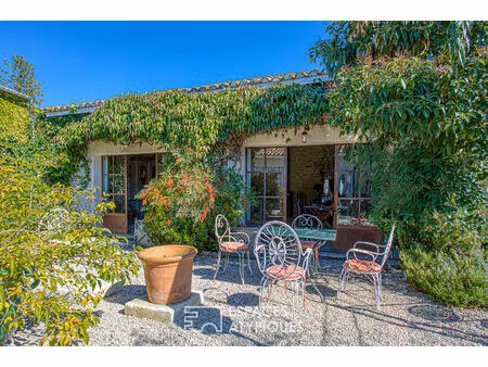 ancienne ferme rénovée avec jardin verdoyant et dépendances