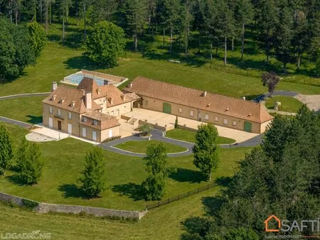 magnifique manoir en pierre du 17 ème siècle.