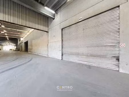 magazijn van 330m² met vrije hoogte van 7 90m op industri...