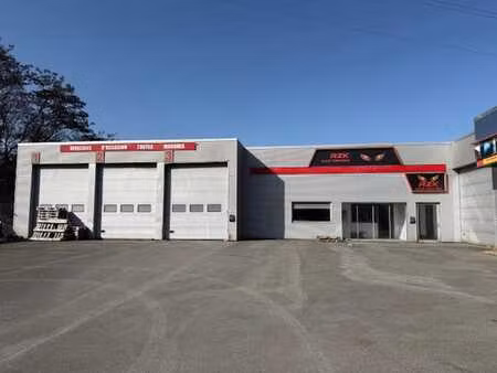 vaste entrepot de +/- 1000 m2 avec showroom