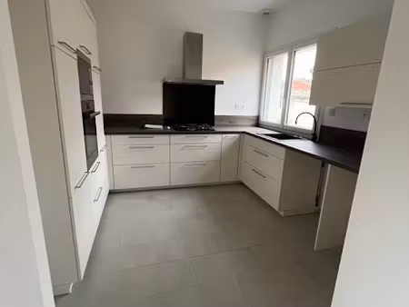 location appartement 3 pièces 71.04 m² à nimes (30000)  1 096 €