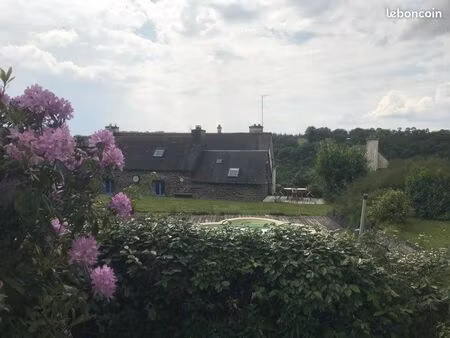 grande maison avec 2 gites et piscine dans village tranquille