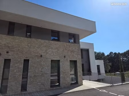 à louer – bureau neuf 24 68 m² + 2 places de parking – châteauneuf-le-rouge