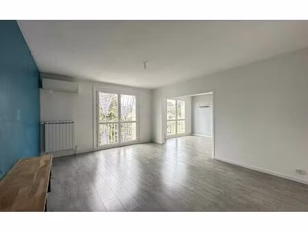 location appartement  77.09 m² t-3 à nîmes  780 €