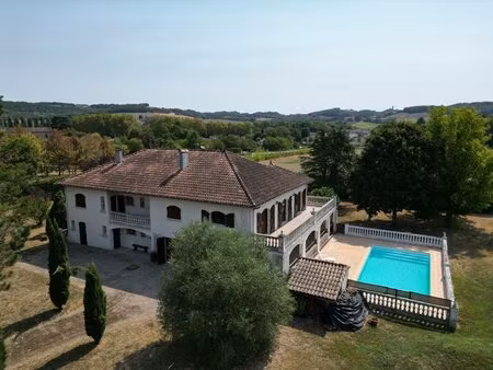 spacieux pavillon familial des années 50 avec piscine et grand terrain
