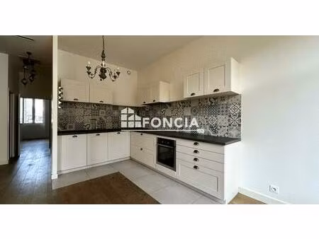 a deux pas du tramway et de la place stalingrad