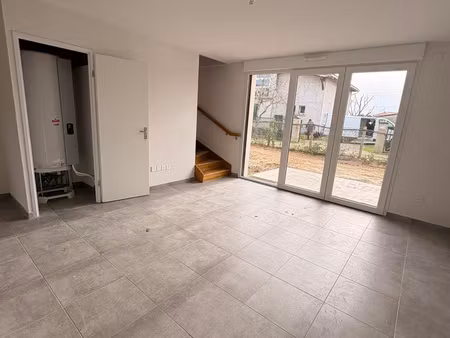 à louer t3 duplex neuf de 65 m2 avec 2 places de parking