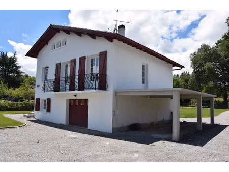 appartement t4 en duplex avec terrasse et jardin.