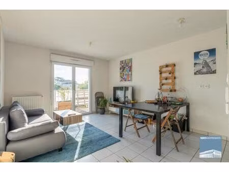 t2 à deux pas du tram  face au parc roger cazalet  bbc  t2 avec balcon et parking