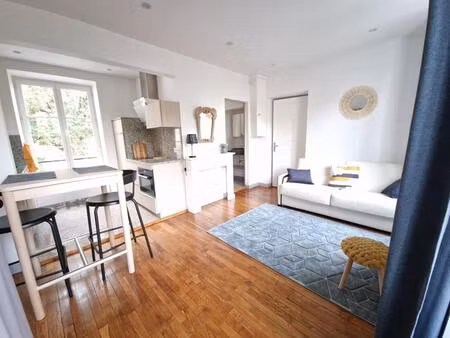 fontainebleau centre à louer en meublé  studio refait à neuf  cuisine séparée  pièce à viv