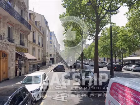 location commerce paris 75008