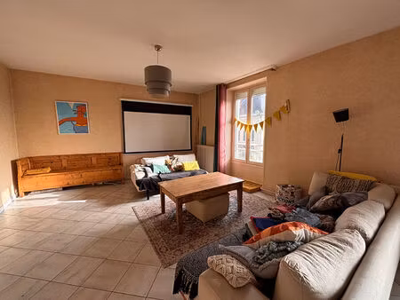 ensemble immobilier idéalement situé  en plein centre-ville de la flèche pour investisseur