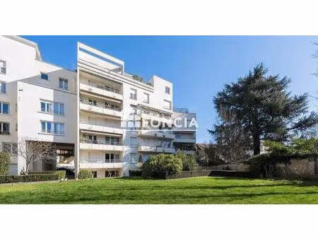 centre ville - f4 de 87 m2 avec balcon - cave et 2 parkings
