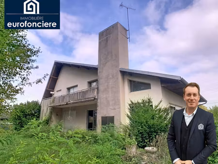 maison d'architecte. un écrin de verdure rare dans village tout commerces