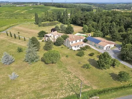 charmant ensemble immobilier dans la campagne girondine  avec piscine  terrain de 6...