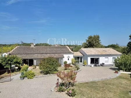 proche de duras - propriété de 7 chambres avec dépendances  piscine et vue