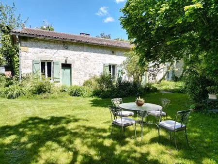 à 5 minutes de lauzun - maison en pierre avec granges  étang et parc