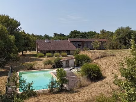 proche marmande - propriété de caractère avec 4 5 hectares  piscine et dépendance