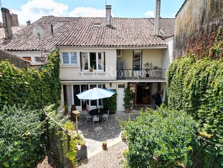 monségur - maison de village spacieuse  à pied de nombreuses les commodités