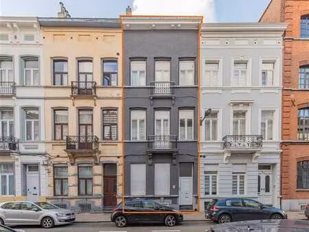 immeuble de rapport composé de 4 appartements avec grand jar