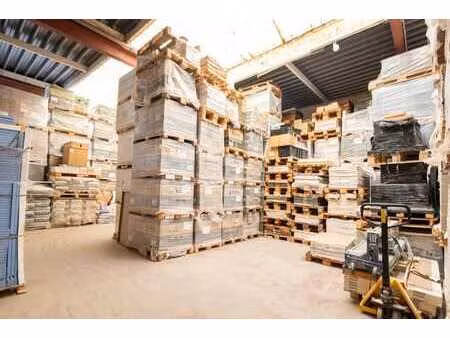 espace professionnel spacieux avec hauteur sous plafond exce