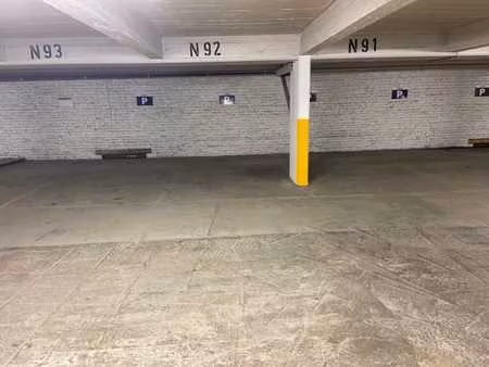 3 emplacements de parking couvert situés à saint-gilles.