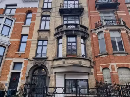 rez commercial avec jardinet avant et cour privative