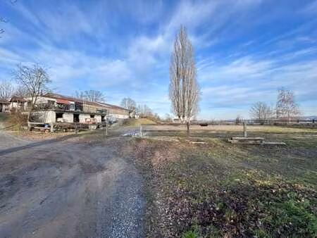 centre équestre avec 18 boxes  piste intérieure  carrière...