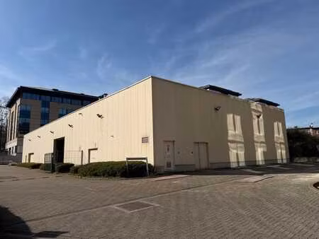 entrepôt de 850 m² à louer pour une courte durée!