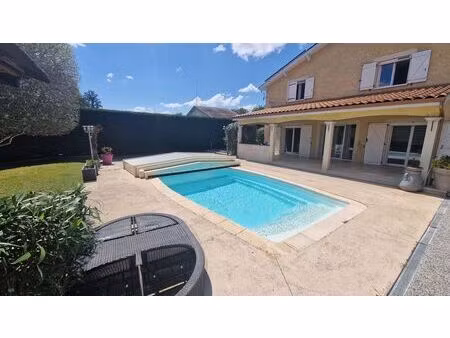 jolie maison d'exeption a genas de 177 m² avec piscine et