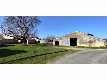 ensemble de granges et garages situé sur la commune de sablonce