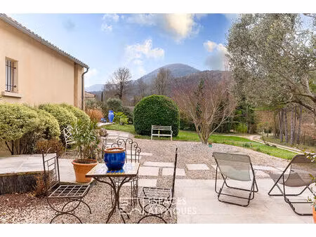 villa d'architecte et panorama suspendu en drôme provençale.