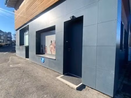 location local commercial