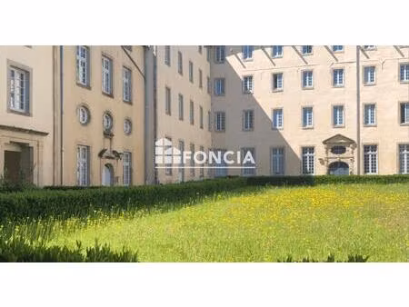 a l'arrière de l'hôtel de ville  au calme