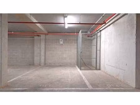 brede autostaanplaats met berging