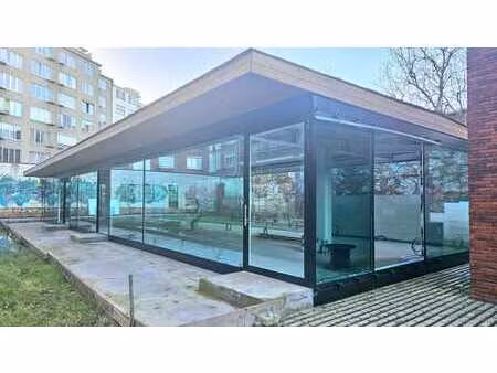 uniek kantoor op rustige binnenplaats