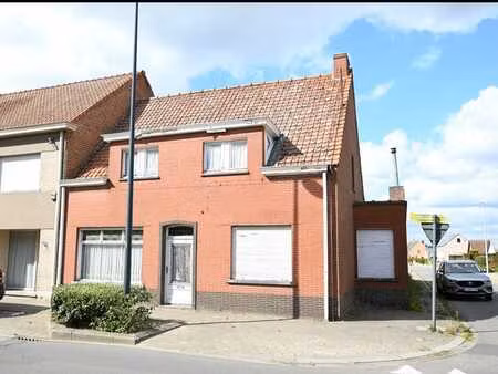 te verbouwen halfopen hoek-woning op 241m² in het centrum.