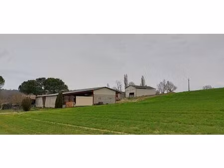 corps de ferme en pierre 300m² à réhabiliter + hangars sur terrain de 6500 m²