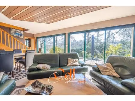 belle maison d'architecte dans un cadre boisé à landivisiau